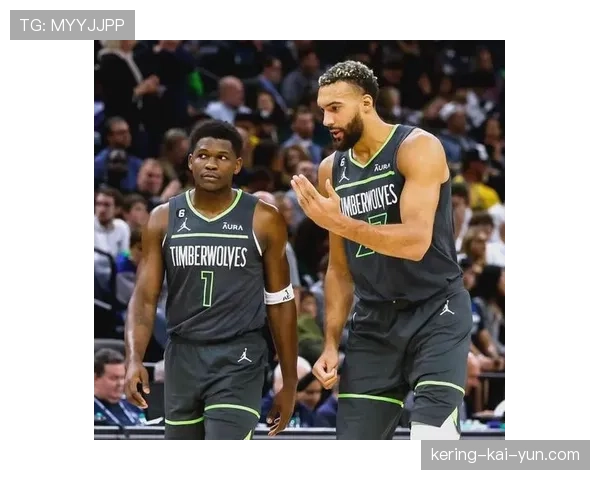 聚焦关键时刻:爱德华兹单防锁死对手,森林狼凭借防守效率赢得加时赛 聚焦关键时刻:爱德华兹单防锁死对手,森林狼凭借防守效率赢得加时赛